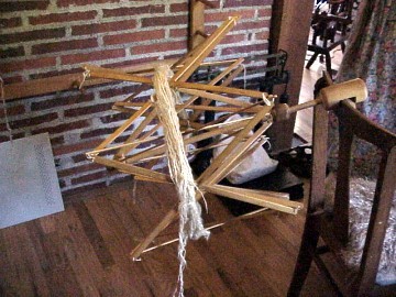 Device to unwind the skeins in an orderly fashion